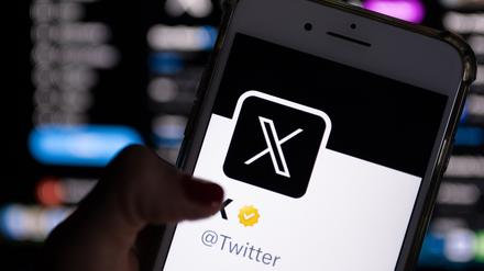 Elon Musks Online-Plattform X (ehemals Twitter) wird nach rund vier Jahren wieder Werbung mit politischen Inhalten erlauben.