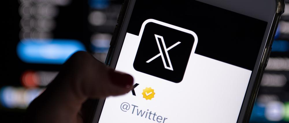 Elon Musks Online-Plattform X (ehemals Twitter) wird nach rund vier Jahren wieder Werbung mit politischen Inhalten erlauben.