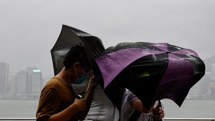 Der Taifun bringt stürmisches Wetter in Hongkong.
