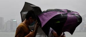 Der Taifun bringt stürmisches Wetter in Hongkong.