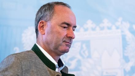 Hubert Aiwanger verlässt nach einer Pressekonferenz das Podium (Archivbild).