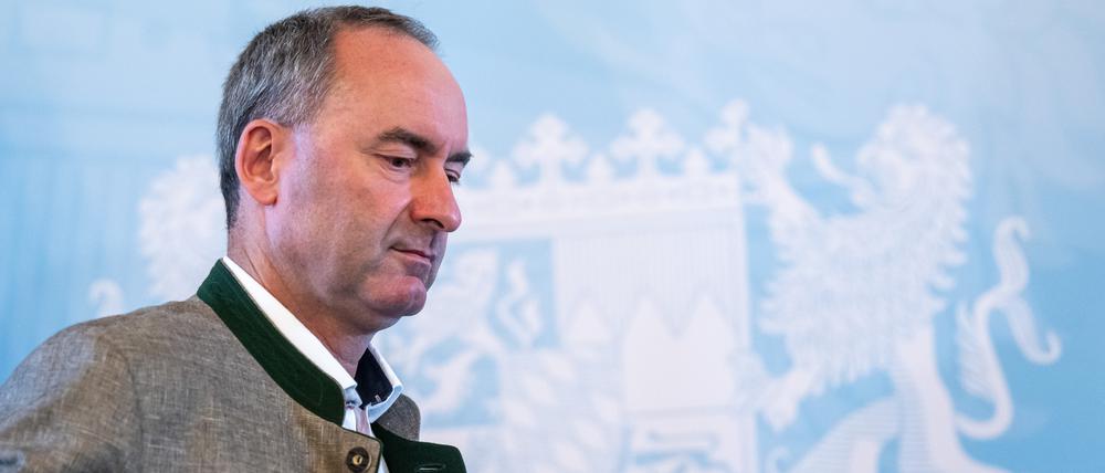 Hubert Aiwanger verlässt nach einer Pressekonferenz das Podium (Archivbild).