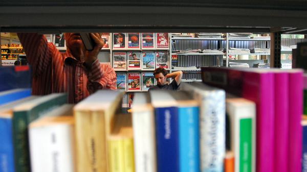 Featurefotos in der Amerika Gedenkbibliothek am Blücherplatz in Berlin Kreuzberg um 16.30 Uhr am 29. Juni 2006 einen Tag vor dem Viertelfinalspiel Deutschland-Argentinien der Fußball-Weltmeisterschaft 2006 Lesen, Bücher, Bücherei, Bibliothek, Computer, junge und alte Menschen lesen in der Bibliothek Bücher, AGB Foto: Kitty Kleist-Heinrich