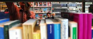 Featurefotos in der Amerika Gedenkbibliothek am Blücherplatz in Berlin Kreuzberg um 16.30 Uhr am 29. Juni 2006 einen Tag vor dem Viertelfinalspiel Deutschland-Argentinien der Fußball-Weltmeisterschaft 2006 Lesen, Bücher, Bücherei, Bibliothek, Computer, junge und alte Menschen lesen in der Bibliothek Bücher, AGB Foto: Kitty Kleist-Heinrich