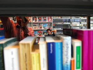 Featurefotos in der Amerika Gedenkbibliothek am Blücherplatz in Berlin Kreuzberg um 16.30 Uhr am 29. Juni 2006 einen Tag vor dem Viertelfinalspiel Deutschland-Argentinien der Fußball-Weltmeisterschaft 2006 Lesen, Bücher, Bücherei, Bibliothek, Computer, junge und alte Menschen lesen in der Bibliothek Bücher, AGB Foto: Kitty Kleist-Heinrich