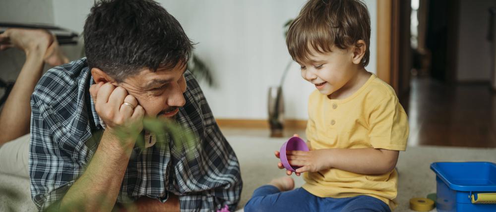 Jeder Zweite wolle die Hälfte der Kinderbetreuung übernehmen, so der „Väterreport 2023“.