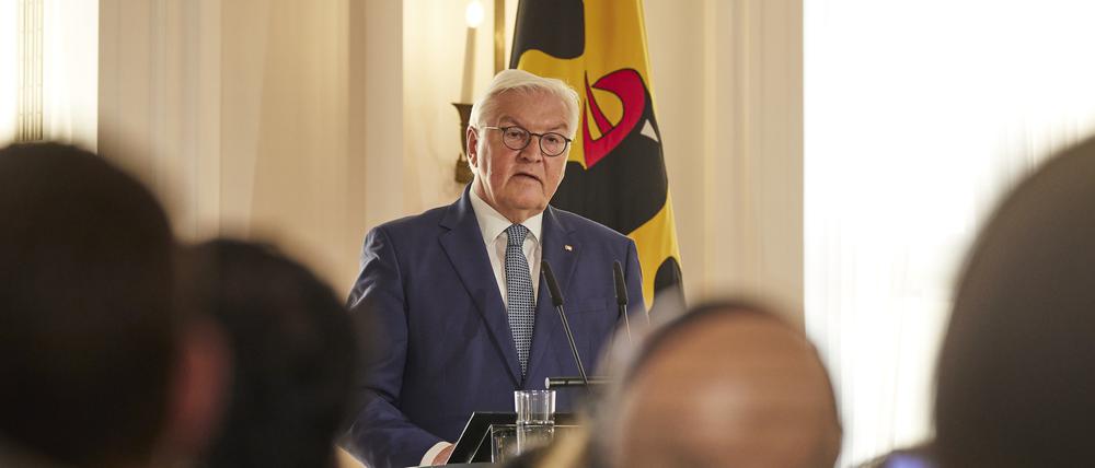Bundespräsident Frank-Walter Steinmeier spricht im Schloss Bellevue.