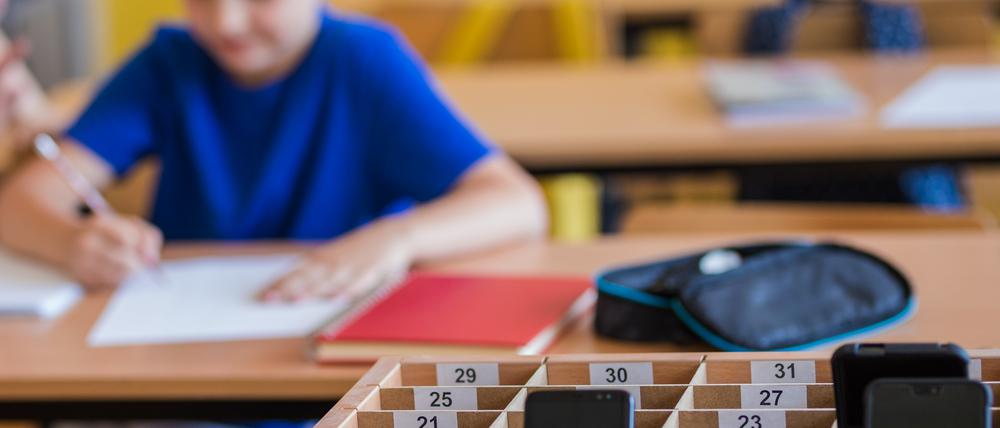 Catalogue with school children phones during school day