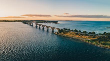 Auf die nächste Insel und immer weiter: Mit all den Fähren und Brücken, wie der Alexandrinenbrücke zwischen Seeland und Møn, ist das kein Problem.