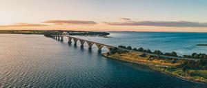 Auf die nächste Insel und immer weiter: Mit all den Fähren und Brücken, wie der Alexandrinenbrücke zwischen Seeland und Møn, ist das kein Problem.