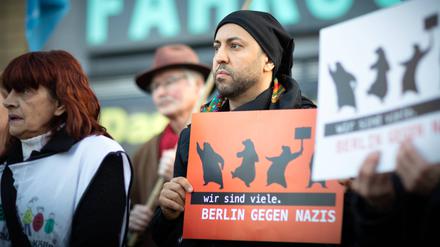 Der Linken-Politiker Ferat Kocak, hier auf einer Demonstration gegen Rechtsextremismus in Neukölln, ist einer der Betroffenen der Anschlagsserie.