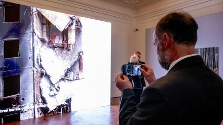 Eine Szene aus der Wanderausstellung „Russian War Crimes“ vom Pinchuk Art Center, die ab dem 4.9. in der Humboldt-Universität zu sehen ist.