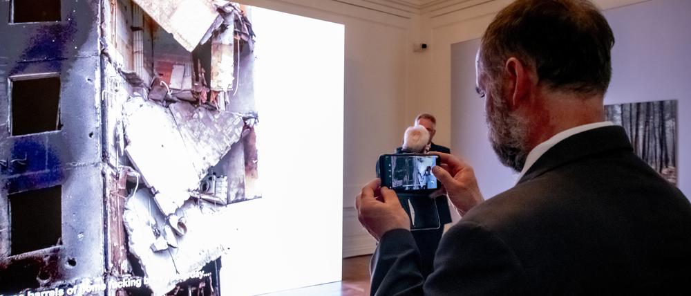 Eine Szene aus der Wanderausstellung „Russian War Crimes“ vom Pinchuk Art Center, die ab dem 4.9. in der Humboldt-Universität zu sehen ist.