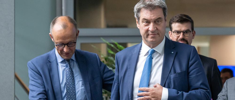 Friedrich Merz (l), CDU-Vorsitzender, und Markus Söder, CSU-Parteivorsitzender, gehen nach der gemeinsamen Präsidiumssitzung von CDU und CSU zur abschließenden Pressekonferenz.