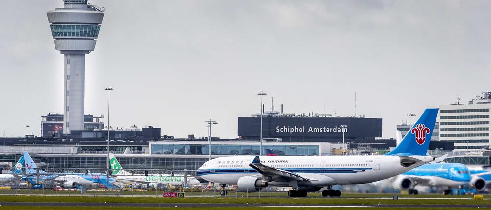 Blick auf den Kontrollturm am Flughafen Schiphol. 
