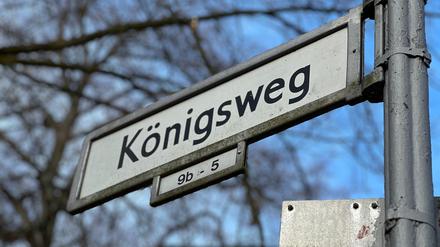 Der Königsweg wird unter der S-Bahnbrücke auch in den kommenden Monaten eine Rumpelstrecke bleiben.