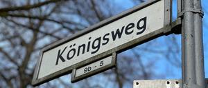 Der Königsweg wird unter der S-Bahnbrücke auch in den kommenden Monaten eine Rumpelstrecke bleiben.