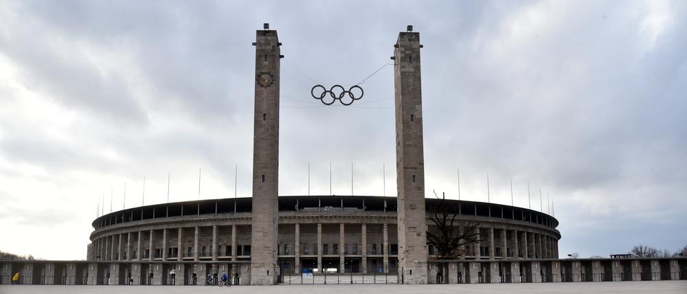 Corona - Coronavirus - COVID-19
Reportage rund um das Olympiastadion - S-Bahnhof Olympiastadion - in Berlin, aufgenommen am 19. März 2020.