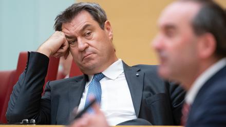 Hubert Aiwanger (r, Freie Wähler), Wirtschaftsminister von Bayern, spricht im bayerischen Landtag während einer Plenarsitzung. 