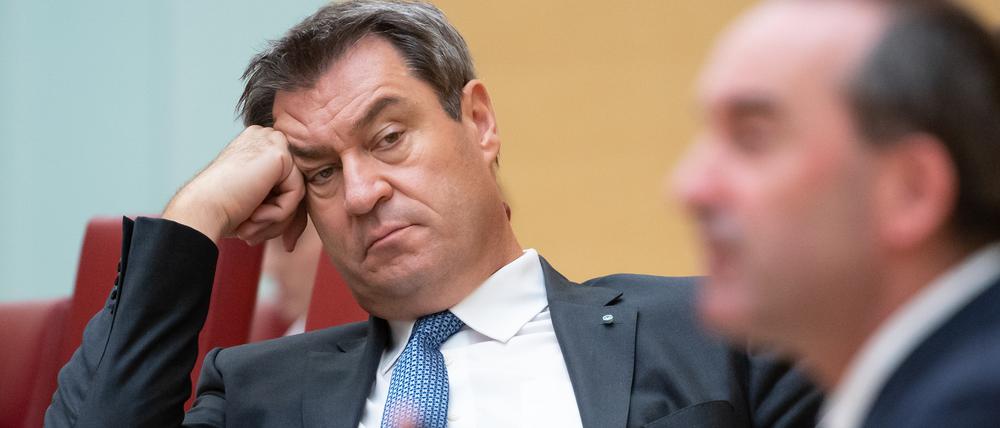 Hubert Aiwanger (r, Freie Wähler), Wirtschaftsminister von Bayern, spricht im bayerischen Landtag während einer Plenarsitzung. 