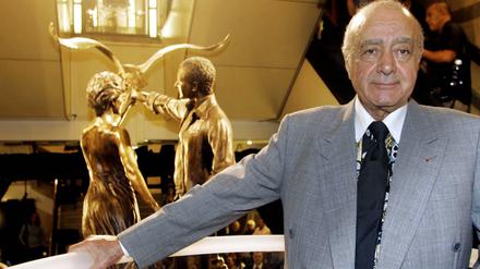 Mohamed Al Fayed, Besitzer des Edelkaufhauses Harrods, steht neben dem Denkmal der am 31.08.1997 bei einem Unfall gestorbenen Prinzessin Diana und seines Sohnes Dodi Al Fayed. 