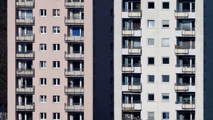 Bei einem Netto-Haushaltseinkommen unter 2500 Euro im Monat sehen fast zwei Drittel (62,4 Prozent) die Kosten als zu hoch an.