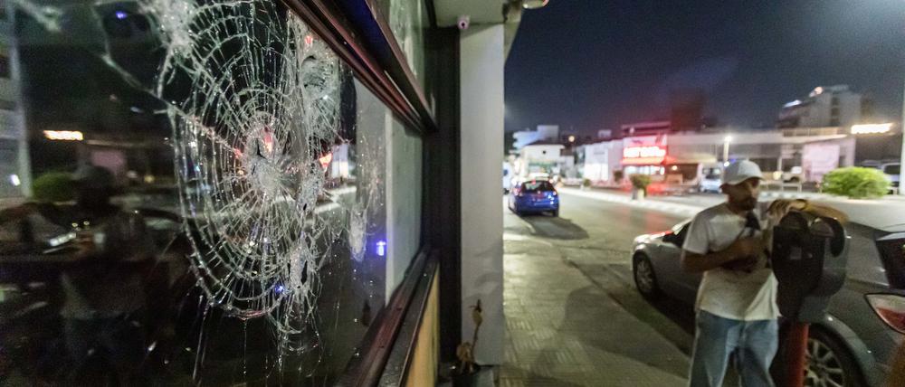 Die Fensterscheibe eines Geschäfts ist zerbrochen. Nach einer Demonstration gegen Geflüchtete und Migranten hat es am Freitagabend in der zyprischen Hafenstadt Limassol schwere Ausschreitungen gegeben. 