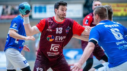 Joshua Thiele (am Ball) trifft mit dem 1. VfL Potsdam zum Auftakt auf GWD Minden.