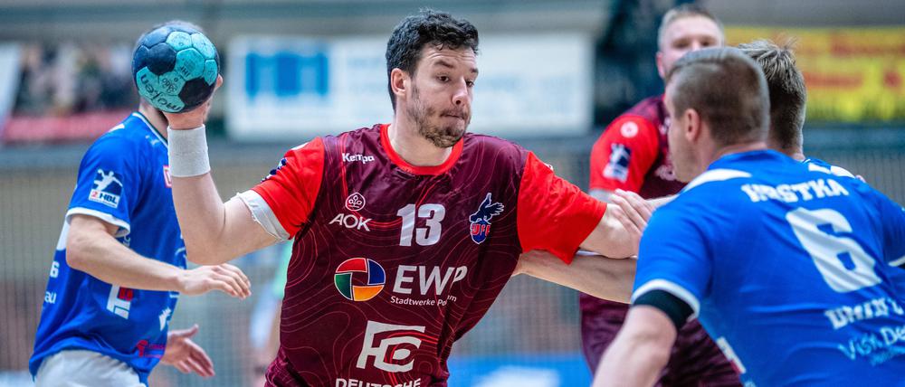 Joshua Thiele (am Ball) trifft mit dem 1. VfL Potsdam zum Auftakt auf GWD Minden.