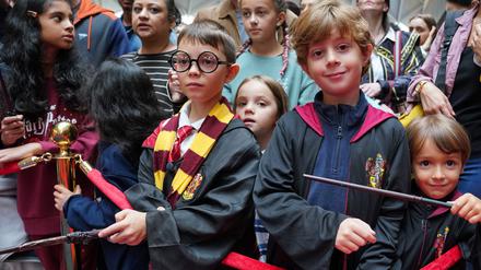 Harry-Potter-Fans versammeln sich während des jährlichen „Back to Hogwarts Day“ am Bahnhof Kings Cross. 