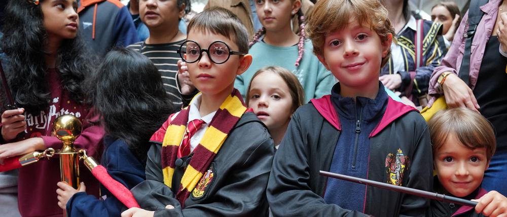 Harry-Potter-Fans versammeln sich während des jährlichen „Back to Hogwarts Day“ am Bahnhof Kings Cross. 