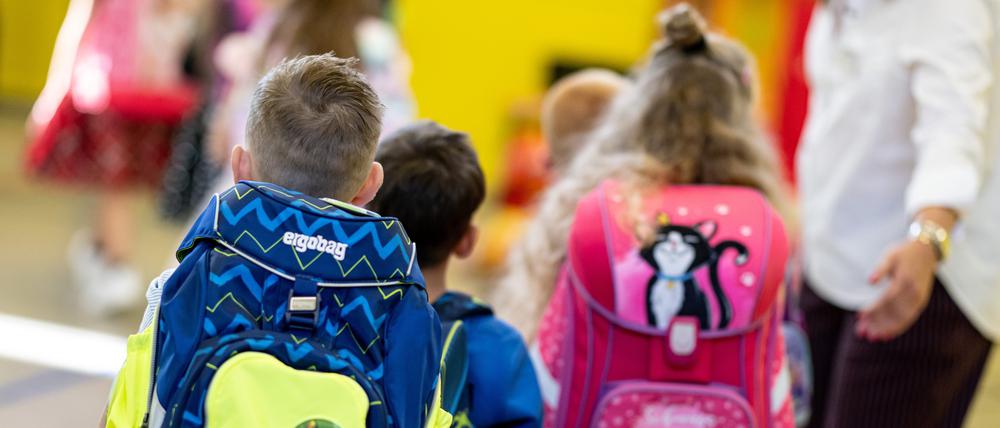 02.09.2023, Berlin: Schulkinder stehen bei der Einschulungsfeier in der Pusteblume-Grudschule. Ein paar Tage nach Beginn des neuen Schuljahres werden in Berlin 37.470 Erstklässler eingeschult. Am heutigen Samstag steht für die Kinder und ihre Familien die Einschulungsfeier auf dem Programm, am Montag startet dann der Unterricht. Foto: Fabian Sommer/dpa - ACHTUNG: Nur zur redaktionellen Verwendung im Zusammenhang mit der aktuellen Berichterstattung über die Einschulung und nur mit vollständiger Nennung des vorstehenden Credits, nur im vollen Format. +++ dpa-Bildfunk +++