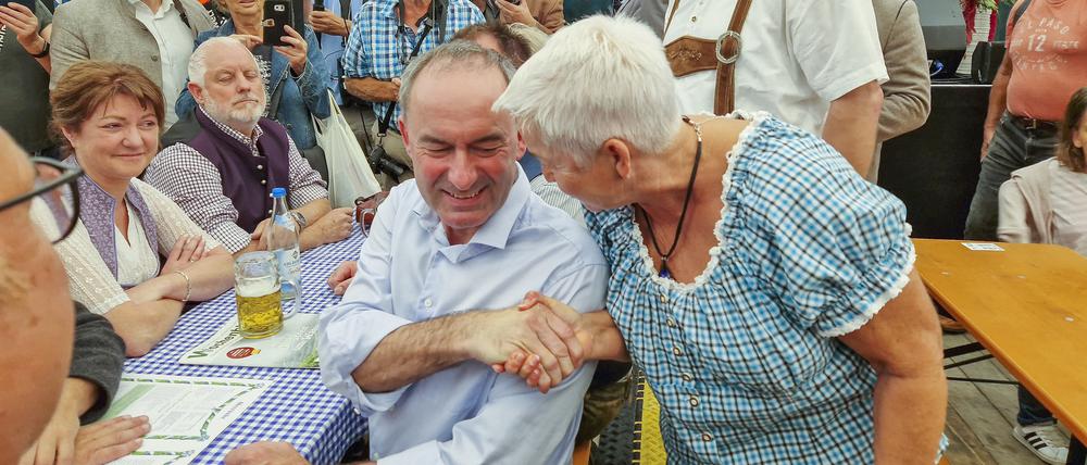 Hubert Aiwanger vor wenigen Tagen im Bierzelt: Die Partei steht hinter ihm.