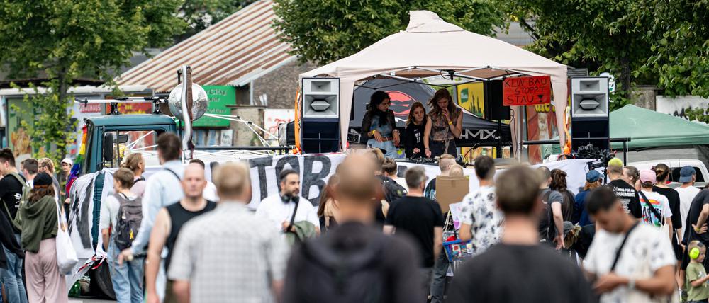 02.09.2023, Berlin: Zahlreiche Menschen nehmen an der Demonstration der Berliner Clubcommission gegen den geplanten Ausbau der A100 teil. Nach dem Willen des Bundesverkehrsministeriums soll die A100 in den kommenden Jahren ab Treptower Park durch Friedrichshain in Richtung Lichtenberg ausgebaut werden. Davon wären nach Angaben der Clubcommission etwa fünf Clubs direkt betroffen. Foto: Fabian Sommer/dpa +++ dpa-Bildfunk +++