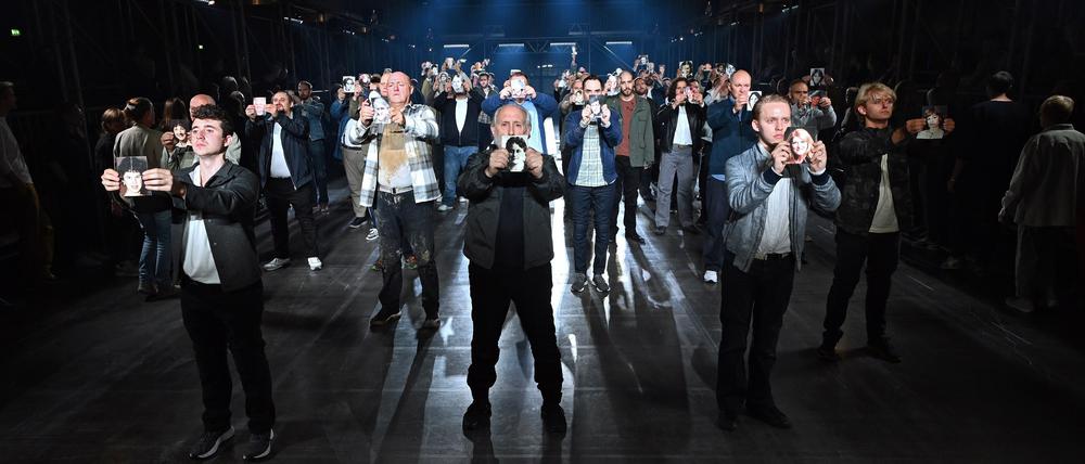 Szene aus Dmitri Tscherniakovs Inszenierung der Oper „Aus einem Totenhaus“ von Leos Janacek bei der Ruhrtriennale 2023.