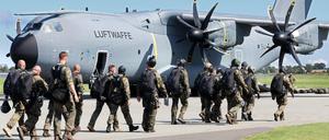 Fallschirmjäger des Regiments 31 aus Seedorf (Niedersachsen) gehen auf dem Ostseeflughafen an Bord einer Transportmaschine vom Typ Airbus A 400 der Bundeswehr. (Symbolbild) 