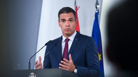 Pedro Sanchez, amtierender Ministerpräsident von Spanien, spricht bei einer Pressekonferenz im La Moncloa-Palast. 