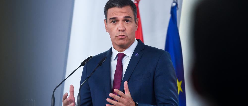 Pedro Sanchez, amtierender Ministerpräsident von Spanien, spricht bei einer Pressekonferenz im La Moncloa-Palast. 