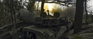 Ein ukrainisches selbstfahrendes Artilleriesystem feuert auf russische Stellungen an der Frontlinie.