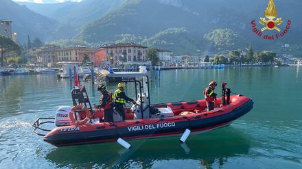 Feuerwehrleute fahren mit einem Boot über den Iseosee. Bei einem Ausflug mit dem Boot auf dem See im Norden Italiens ist vermutlich eine junge deutsche Urlauberin ums Leben gekommen.