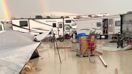 Der Schlamm bedeckt den Boden auf dem Gelände des Burning Man Festivals in Black Rock, Nevada. 