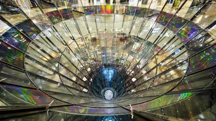 Der gläserne Trichter im Innenhof ist ein bekanntes Merkmal des Kaufhauses Galeries Lafayette Berlin.