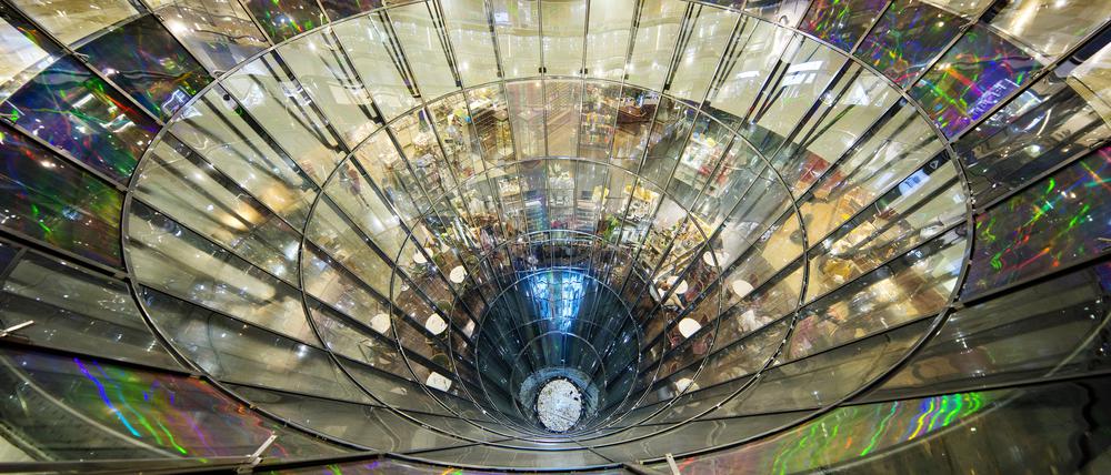 Der gläserne Trichter im Innenhof ist ein bekanntes Merkmal des Kaufhauses Galeries Lafayette Berlin.