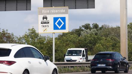 Dieses neue Verkehrszeichen kennzeichnet eine Fahrspuren auf der Straßburger Stadtautobahn M35.  