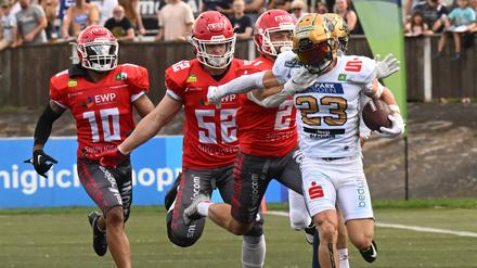 Die Potsdam Royals (rote Trikots, hier gegen die Dresden Monarchs) haben Platz eins in der Nordgruppe sicher.