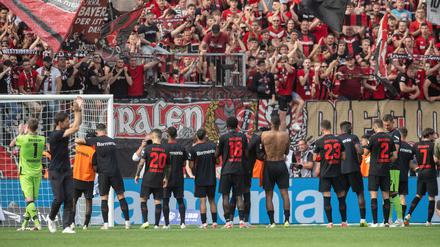 Feier nach dem 5:1 gegen Darmstadt. Leverkusens Trainer Xabi Alonso (2.v.l.) applaudiert nach dem Spiel auf dem Rasen.