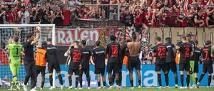 Feier nach dem 5:1 gegen Darmstadt. Leverkusens Trainer Xabi Alonso (2.v.l.) applaudiert nach dem Spiel auf dem Rasen.