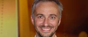 Der Satiriker Jan Böhmermann lacht bei der Verleihung der ersten Fernsehpreise 2022 bei der „Nacht der Kreativen“ (Archivbild).