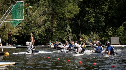 Die deutschen Teams haben bei der Kanupolo-EM in Brandenburg an der Havel viel vor. Hier eine Szene aus der Bundesliga in Berlin im Frühjahr.