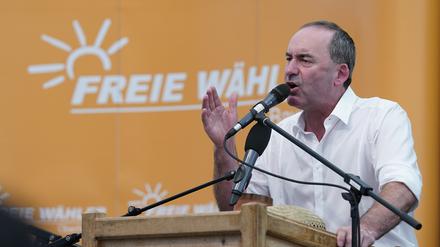 Hubert Aiwanger kann vorerst in seinem Amt bleiben.